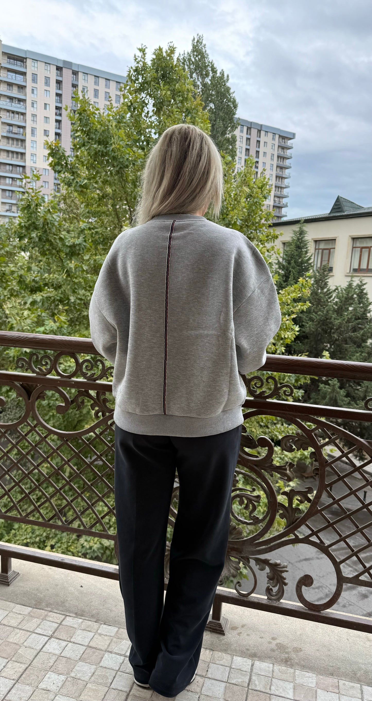 ARKASI ŞERİT DETAYLI SWEATSHIRT