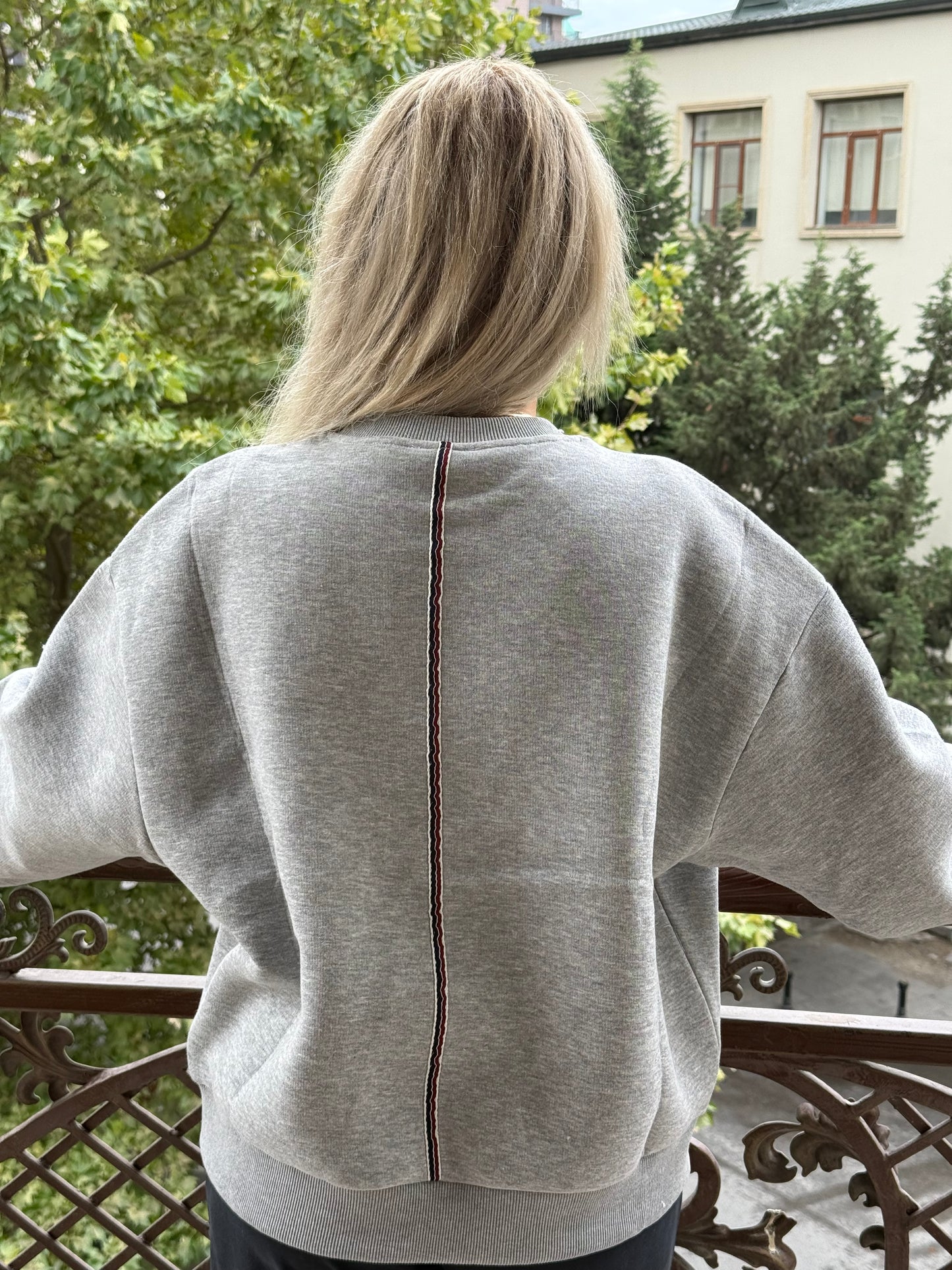 ARKASI ŞERİT DETAYLI SWEATSHIRT