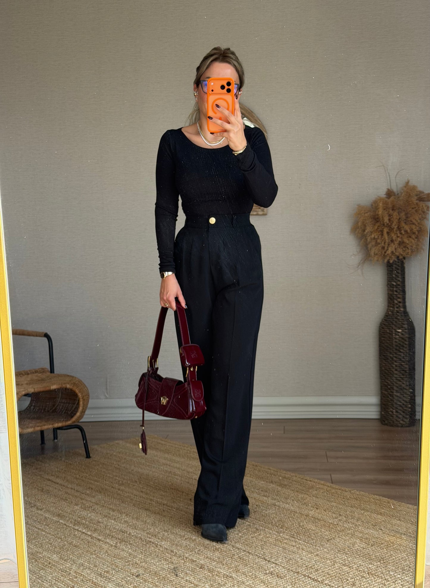 DİLVİN SİYAH KAYIK YAKA BLUZ