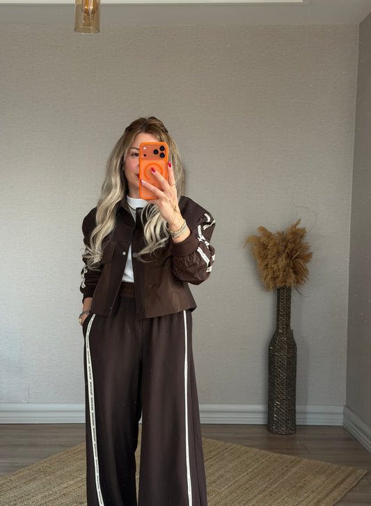 TEKNİK KUMAŞ DETAYLI KAHVERENGİ TAKIM