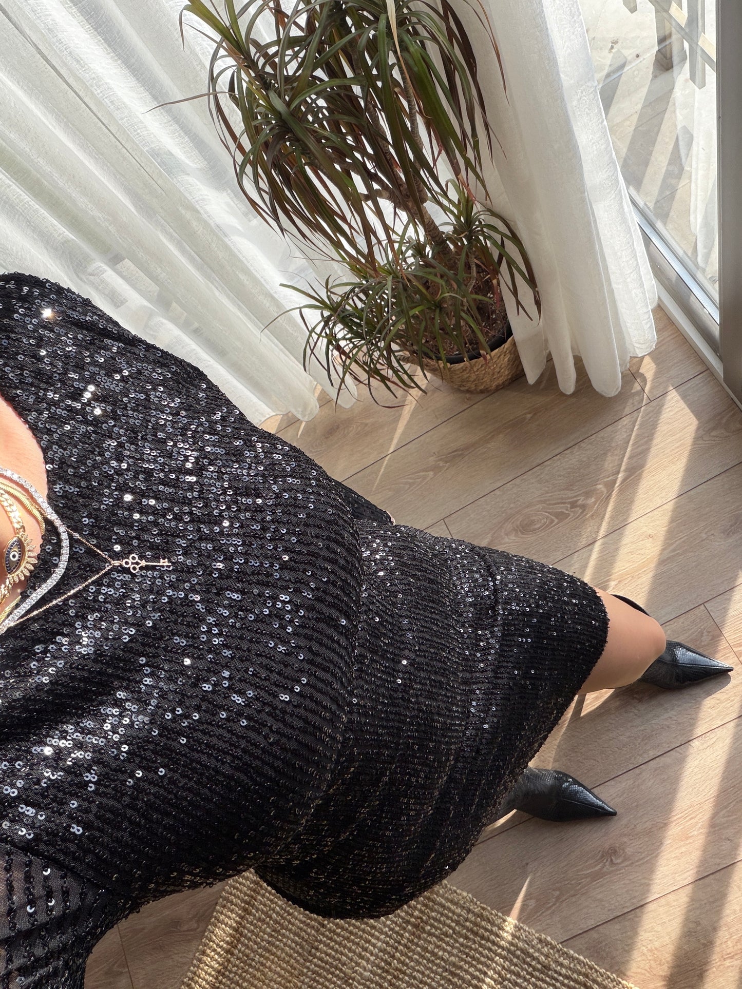 SİYAH PULLU ELBİSE