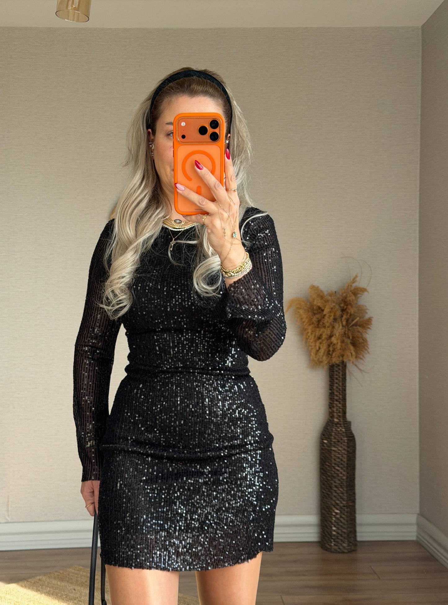 SİYAH PULLU ELBİSE