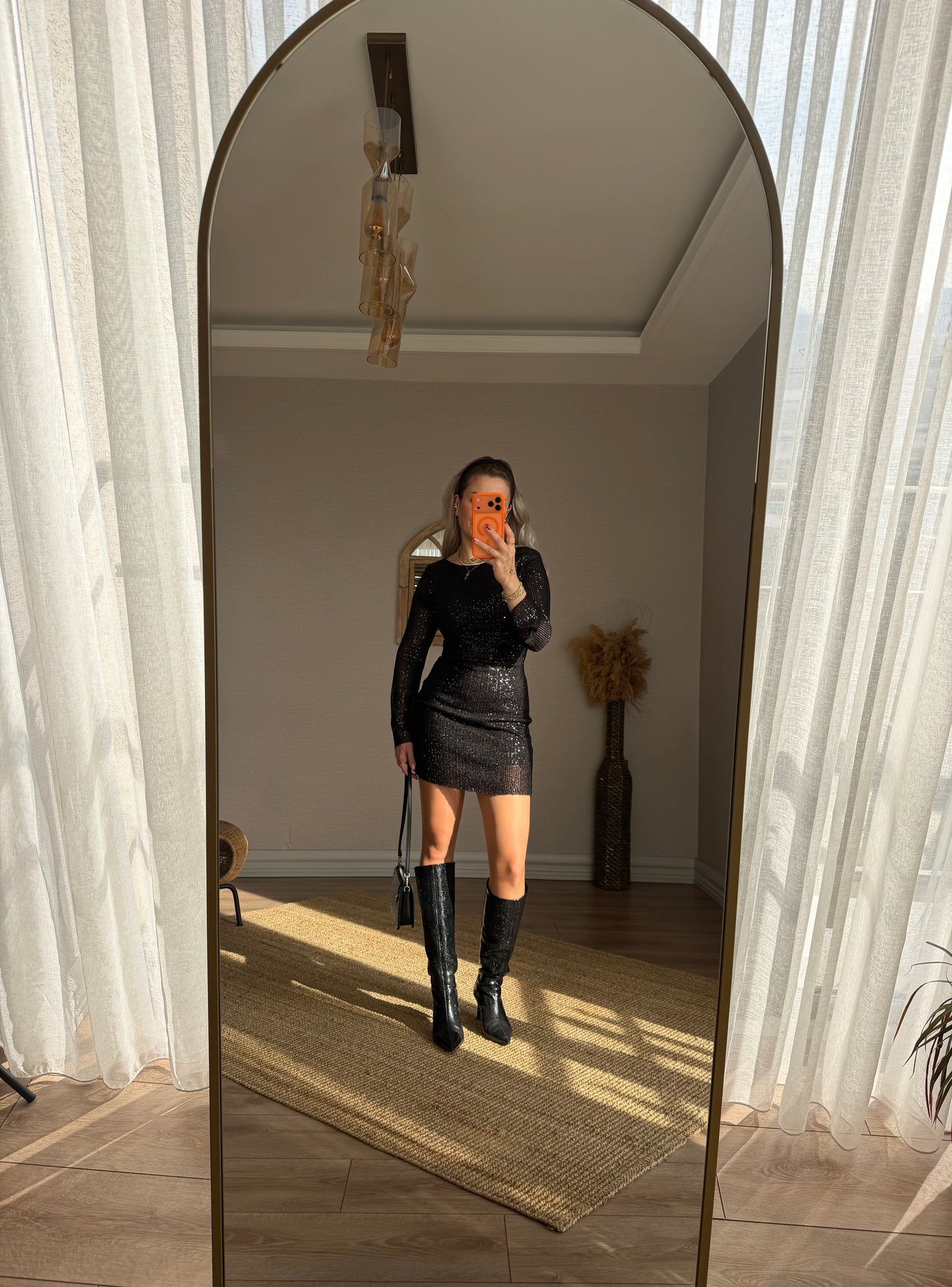 SİYAH PULLU ELBİSE