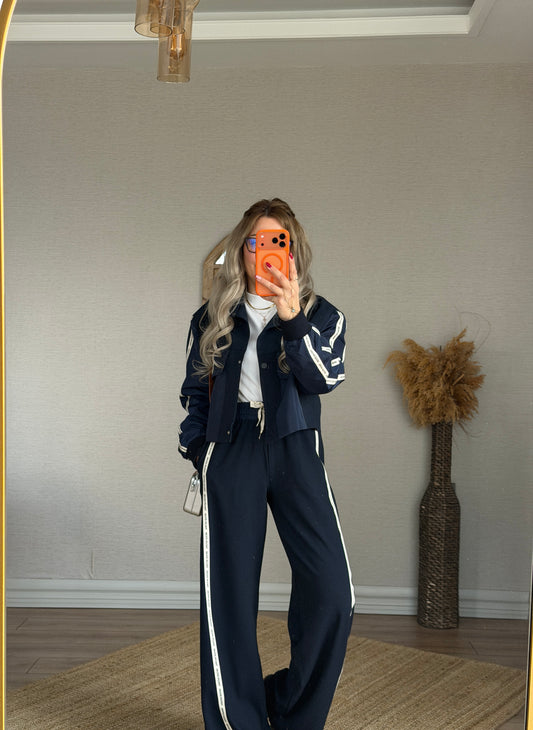 TEKNİK KUMAŞ DETAYLI LACİVERT TAKIM