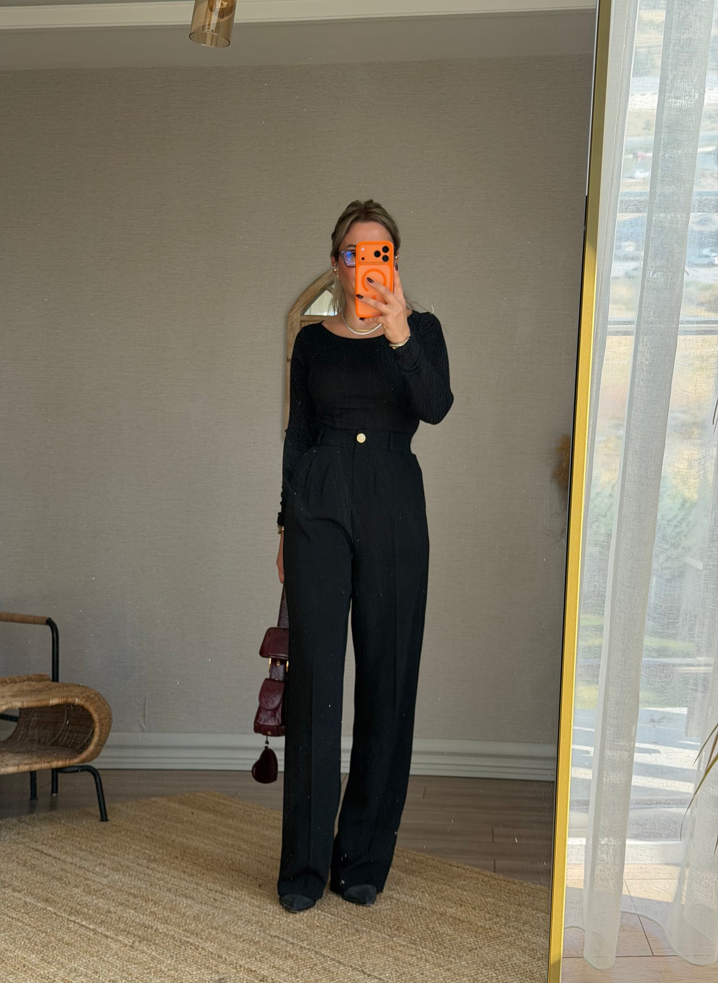 DİLVİN SİYAH KAYIK YAKA BLUZ