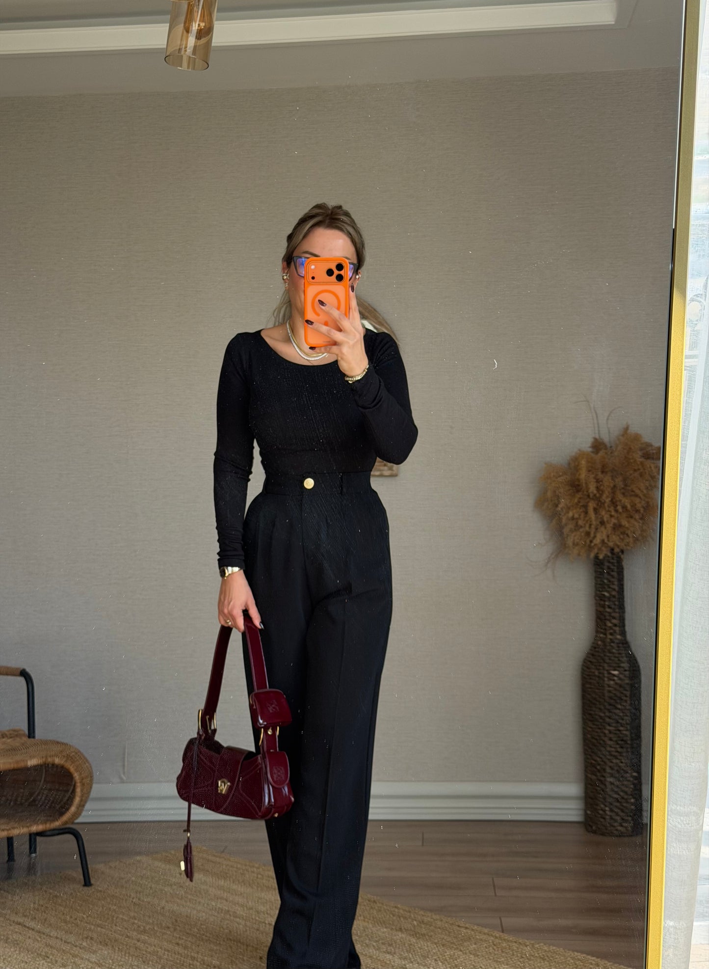 DİLVİN SİYAH KAYIK YAKA BLUZ